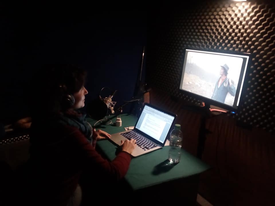 Marie enregistre l'audiodescription du film Les Princes (de Tony Gatlif) au studio Nova Pista.